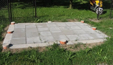 betonnen voetstukken + stoeptegels